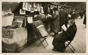 Quais: Looking through loose prints on the Paris quais