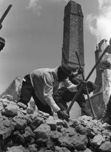 Airstrike: Looking for trapped people after an air raid