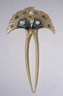 Earring: Lotus hairpin made of horn