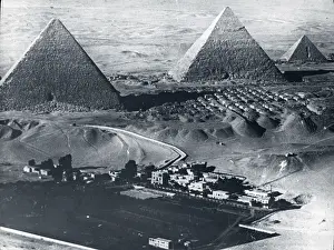 Gizeh: Low aerial view of Gizeh Pyramids