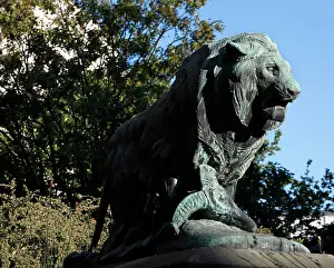 Bernardin: Low angle view of the statue called Lion tuant