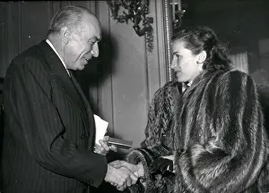 Aare: Lucienne Schmidt Couttet, ski champion, receives medal