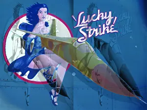 Wal003: Lucky Strike Artwork On Side Of