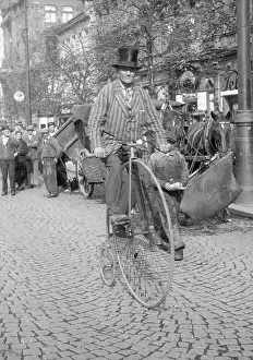 Raus: Ludvik Raus arrives in Prague on old bicycle