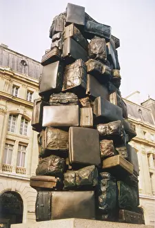 Lazare: LUGGAGE SCULPTURE PARIS