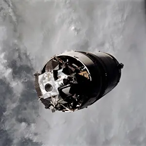 Mcdivitt: lunar module - moon - Apollo 9 - space exploration