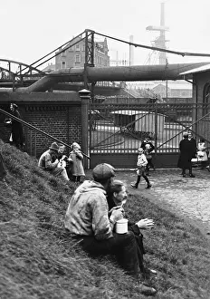 Pail: Lunch break in front of the factory premises, 1930