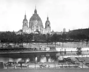 Queuing: The Lustgarten and the Berlin Cathedral, 1928