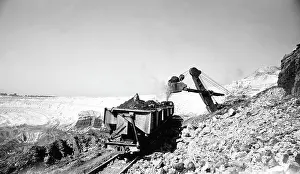 Mucha: Machine scoops ore