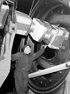 Machining: Machining the crankshaft of a large diesel engine