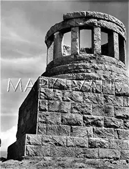 Macintyre: MACINTYRE MONUMENT