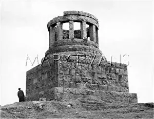Macintyre: MACINTYRE MONUMENT