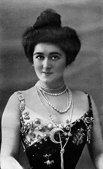 Brooches: Mademoiselle Juniori, singer