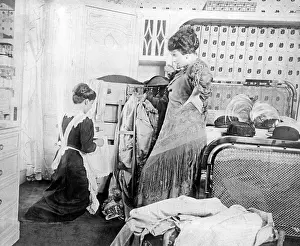 Packs: Maid packing a suitcase, approx. 1910