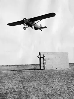 Accelerate: Mail plane takes on in-flight air mail, 1929