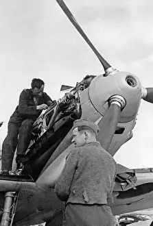 Weaponry: Maintenance of a fighter aircraft of the Condor