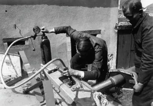 Waffen: Maintenance on a tank, 1942