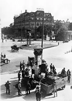 Checked: Maintenance work at Potsdamer Platz in Berlin, 1931