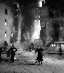 Extinguish: Major fire during an allied air raid on Munich, WW2