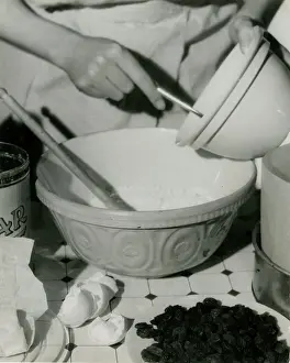 Sultanas: MAKING CHRISTMAS CAKE