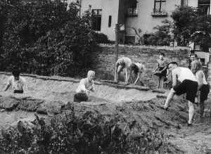 Extinguish: Making of a fire-extinguishing pond, 1943