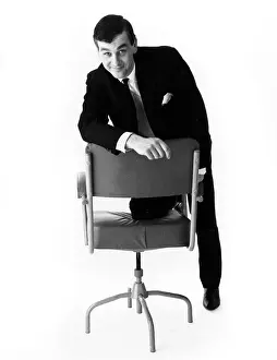Swivel: MALE MODEL