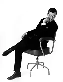 Swivel: MALE MODEL