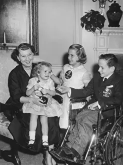 Paralysis: Mamie Eisenhower supporting the March of Dimes