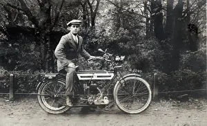 500cc: Man on a 1911 Triumph motorcycle