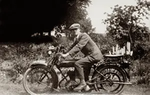 500cc: Man on a 1922 Ariel motorcycle