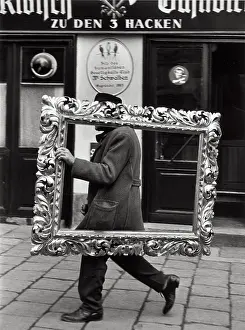 Guesthouse: Man carrying a picture frame