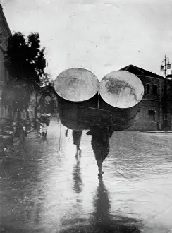 Cistern: Man is carrying water zisternes