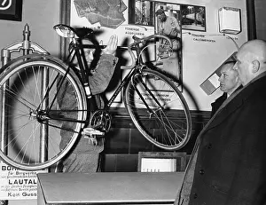 Efforts: Man demonstrates the weight of a light-alloy frame, 1937