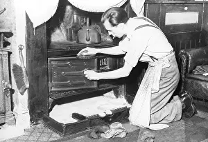 Husbands: Man doing housework, London 1939