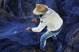Maroc: Man with fishing nets, M'diq, Morocco