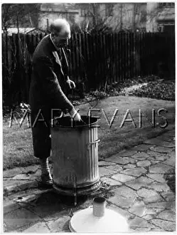 Incinerator: MAN & GARDEN INCINERATOR