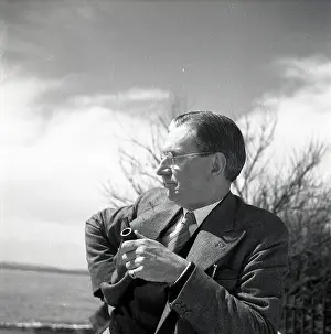 Relaxed: Man with pipe and glasses