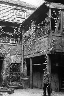 Backyard: Man in front of a poor house in the Petristrasse