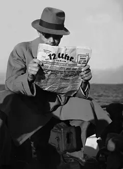 Catholics: Man reading the newspaper 12 Uhr Blatt