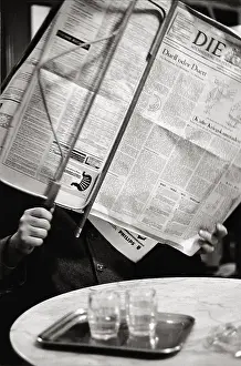 Hawelka: Man reading the newspaper