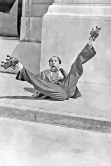 Yell: Man on roller skates falling down