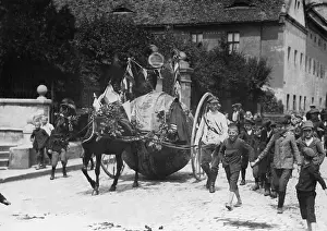 Employer: Man rolls an advertisement ball through Germany, 1913