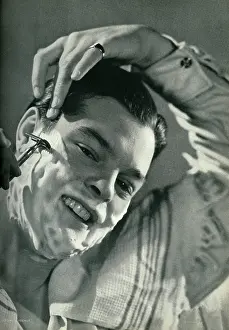 Razor: Man shaving