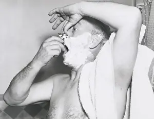 150806: Man shaving in those hard-to-get places