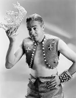 Blonds: Man tipping his crown