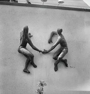 Peri: Man and woman holding hands