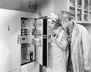 Sylvestris: Man and woman standing in front of a refrigerator