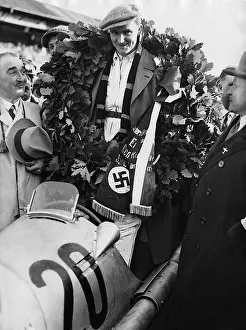 Nuerburgring: Manfred von Brauchitsch with the wreath, 1934