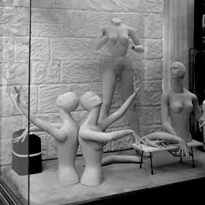 Mannequin: Mannequins for assembly in shop window display