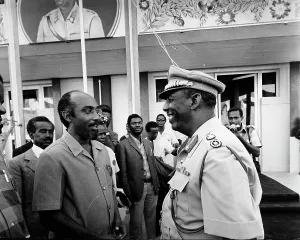 Marcelino: Marcelino dos Santos talking to an officer